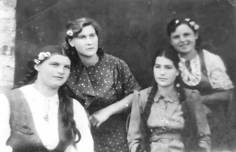 40-е годы XX века. Анна Доценко вторая слева