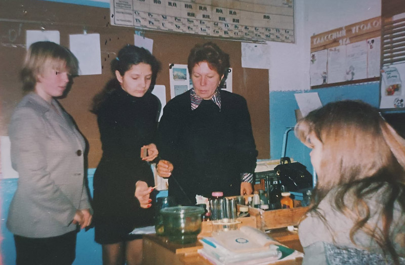 Урок химии, учитель Сайдашева Нина Николаевна и ученицы Бова Наталья, Шумяк Люда.