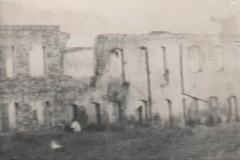 Разрушенное здание школы № 1 во время бомбёжки, 1943 год.