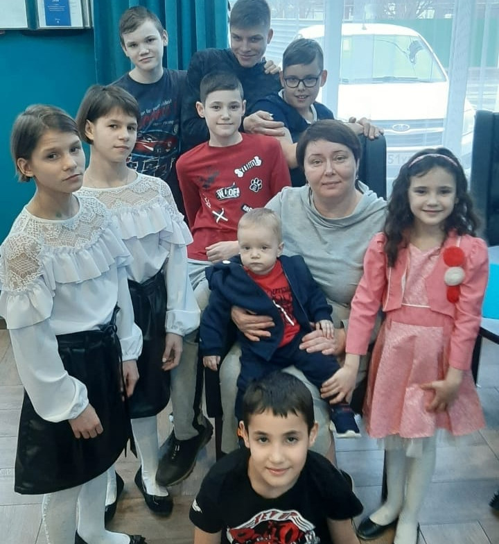 Елена Кислова с детьми.