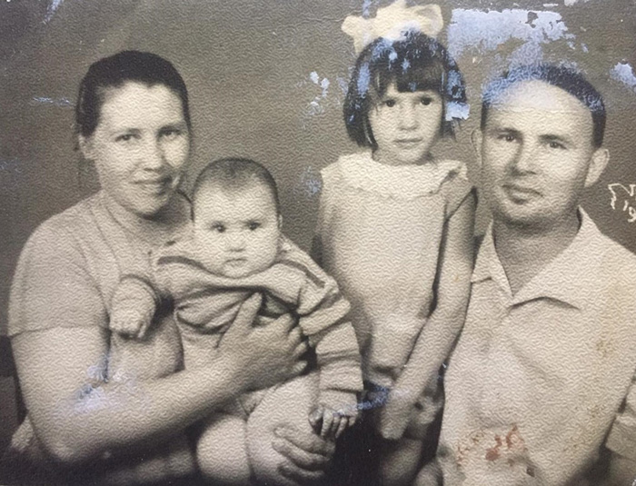 Cемья Мищенко с дочерями старшая Лариса, младшая Ольга. 1971 год