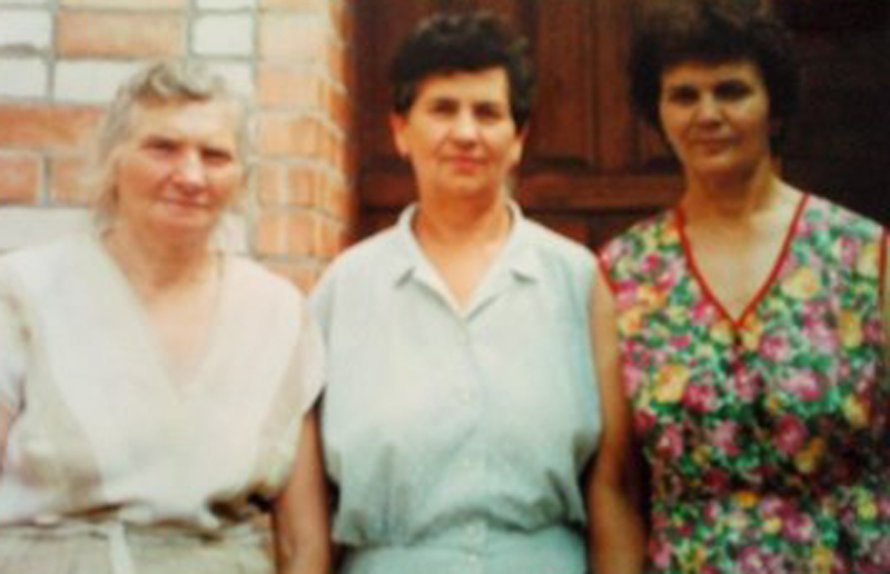 С сестрами Валентиной и Лидией. Вера 1-я слева