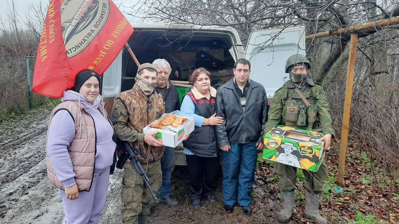 Мария Кульнева (Проценко), Александр Чубарев, Анисья Никитина, Артём Кудряшов доставили гуманитарную помощь защитникам Донбасса.