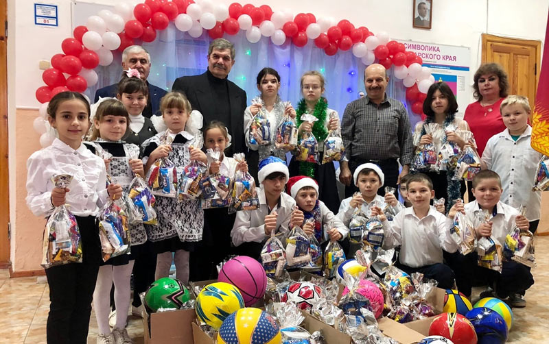Ежегодно представители кущёвской диаспоры турок-месхетинцев поздравляют с новогодними праздниками воспитанников школы-интерната станицы Шкуринской.
