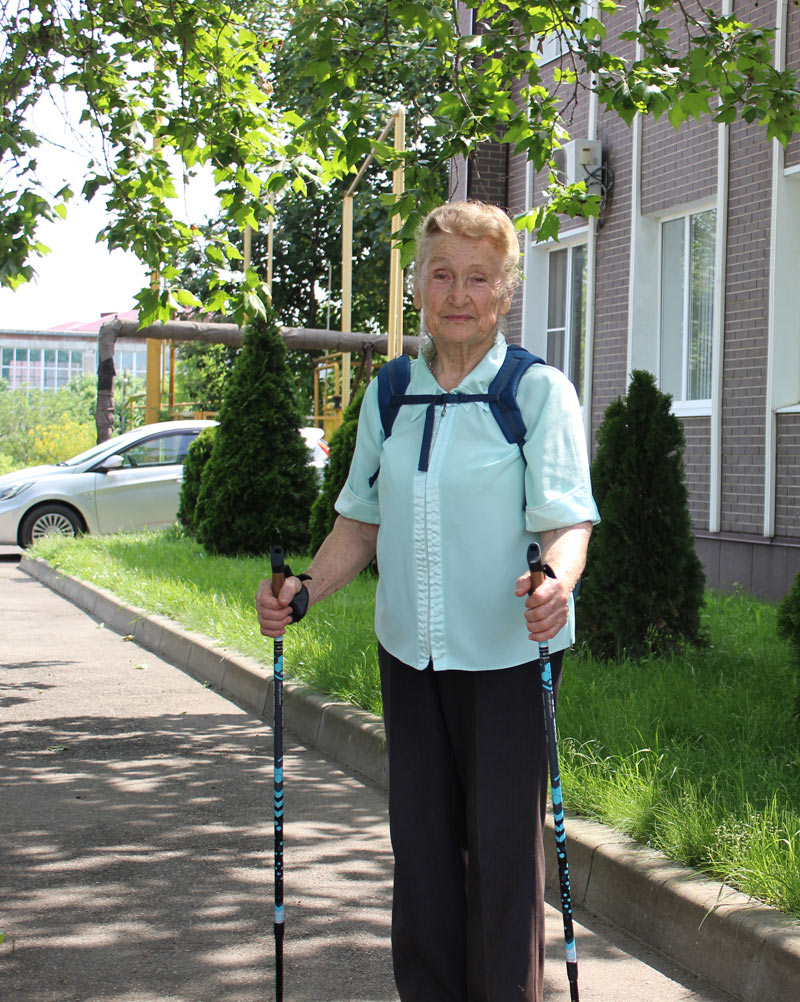 Алла Боярка считает, что скандинавская ходьба очень полезна для профилактики заболеваний суставов./ Фото Екатерины Белозирки.