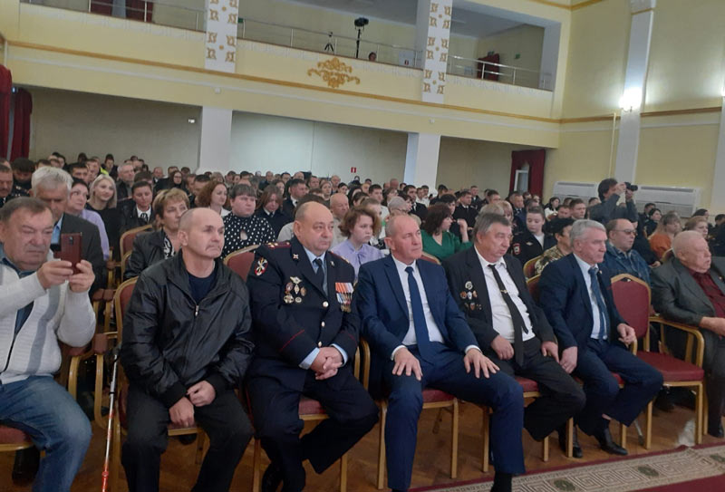 Ветераны МВД в первом ряду.