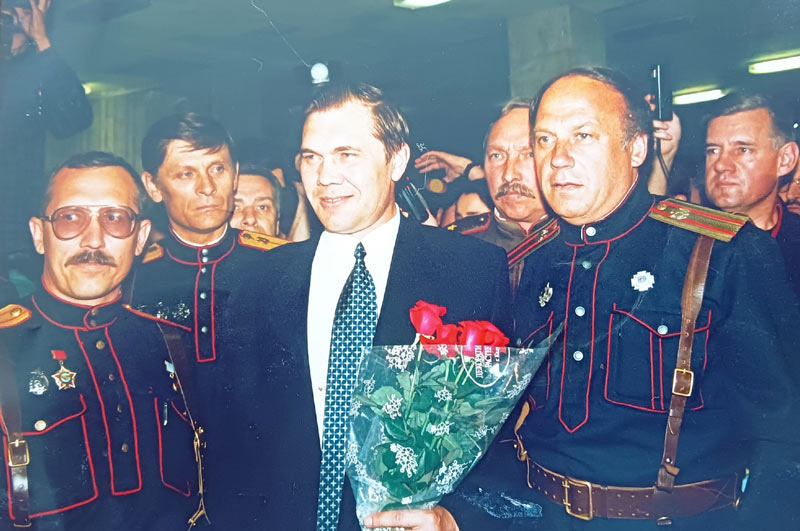 Кущёвские казаки с генералом А. Лебедем (в центре).