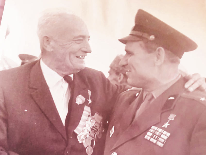 Герой Соцтруда С. Куцев (слева) с Героем Советского Союза Г. Романюком.
