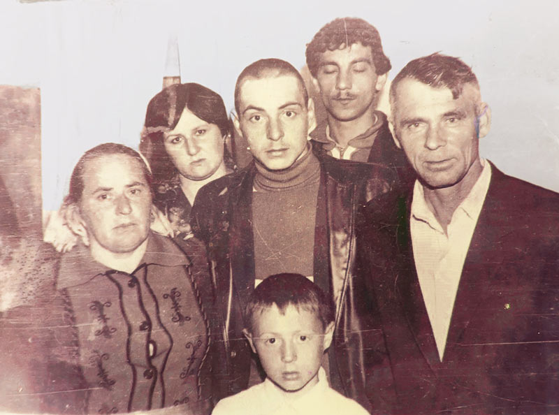 Григорий Лось (крайний справа) в окружении семьи.