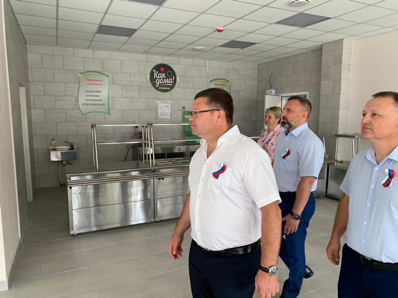 Депутат Государственной Думы Дмитрий Лоцманов проверяет школьное питание