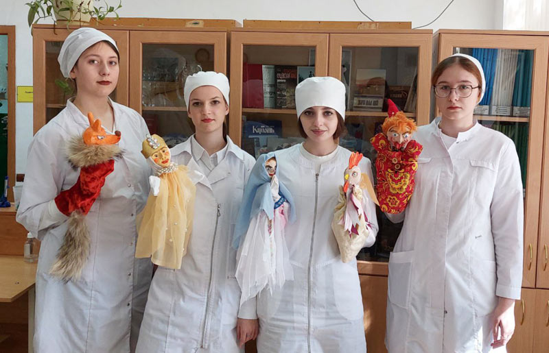 Студентки Кущёвского медицинского колледжа со своими куклами.