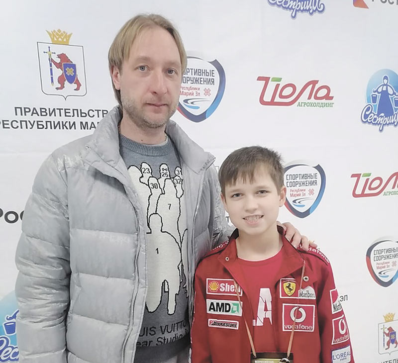 Илья рядом с Евгением Плющенко.