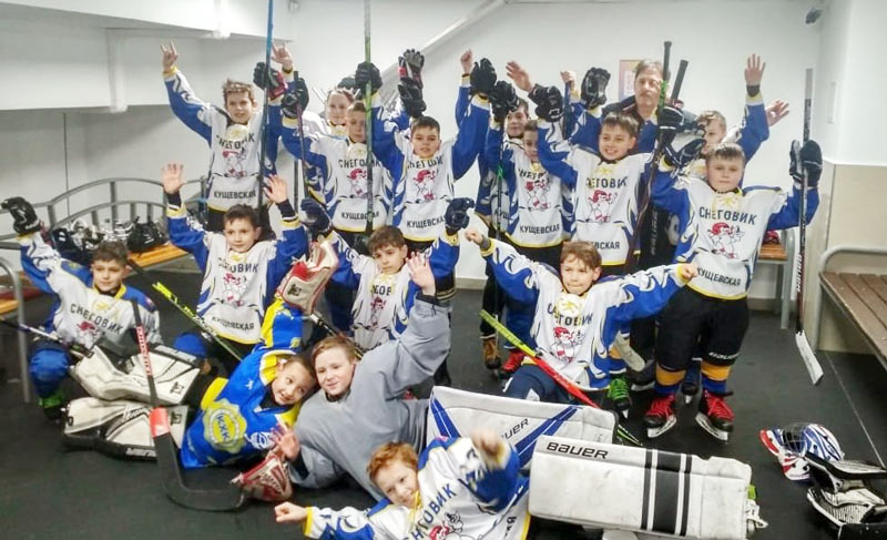 В Краснодаре прошли соревнования по хоккею среди мальчиков 2012 -2013 г. р. Кущёвская спортшкола «Снеговик» заняла 2-е место. Тренер А. Меняйло.