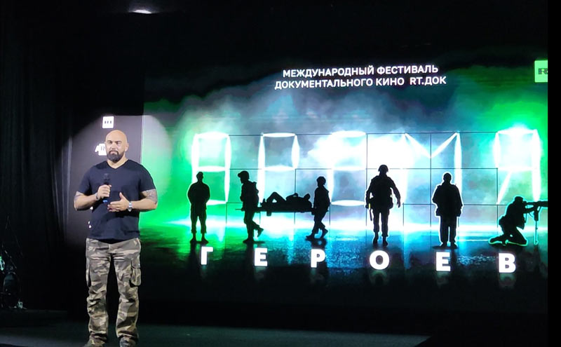 Режиссёр-документалист Евгений Кардаильский выступил перед зрителями перед началом демонстрации своего фильма «Когда мы были на войне».