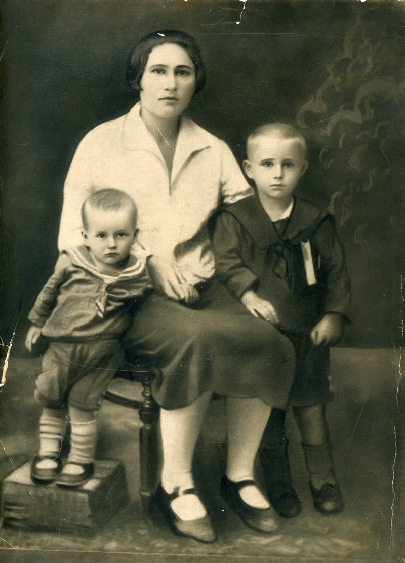 Мария Кондратенко с сыновьями Маратом и Владимиром, тем самым, кто спустя годы угонит фашистский танк.