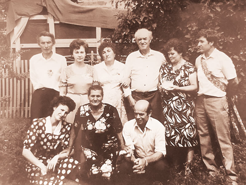 Жители переулка Микояна в 1980-е годы.