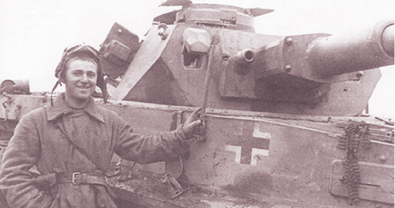 Боец Красной Армии В. Кондратенко  и трофейный немецкий танк