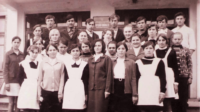 Выпускники школы 1973 года. Зинаида Ивановна Самсонова (Старкова) в центре.