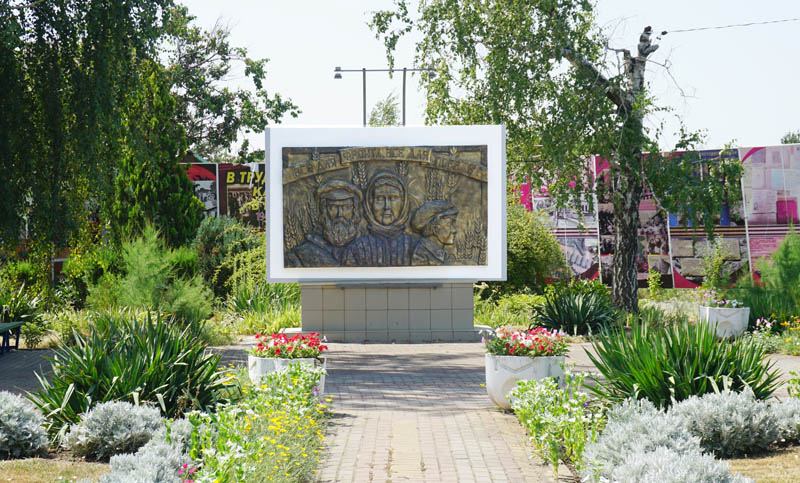 Памятник труженикам тыла.